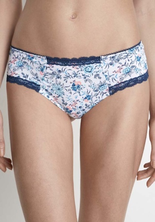 Состав:
Эластичное полотно
ПА 85%
ПУ 15%
Кружево
ПА 90%
ПУ 10%
Ластовица
Хлопок 100%
	Трусики-боксеры выполнены из эластичного принтованного полотна и узкого кружева. Линия талии декорирована эластичной лентой с фестонами.