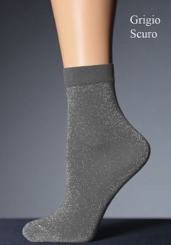 Состав:
Полиамид 80%
Эластан 13%
Люрекс 7%
	Непрозрачные фантазийные носки из эластичной микрофибры, с усиленным мыском и комфортной резинкой. Весь носочек, кроме резинки, украшен вкраплениями блестящей металлизированной пряжи.