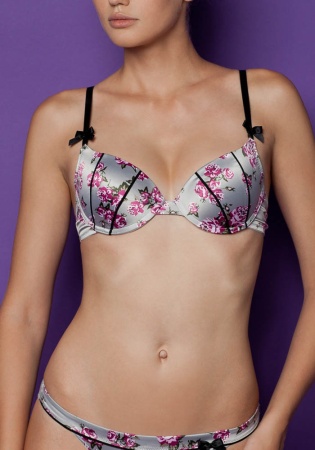 Состав:
Атласное полотно
ПЭ 97%,
ПУ 3%
Эластичная сетка
ПА 88%,
ПУ 12%
	Бюстгальтер классической формы с формованной чашкой с Push-Up для размеров 70AB, 75ABC, 80B и без Push-Up для размеров 70C, 75DE, 80CDE, 85BCD. Детали бюстгальтера выполнен