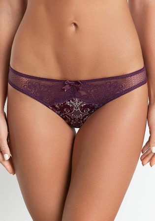 Состав:
Эластичное полотно
ПА 85%
ПУ 15%
Кружево
ПА 90%
ПУ 10%
Ластовица
Хлопок 100%
	Трусики классические выполнены из эластичного полотна и кружева. Передняя деталь декорирована бантиком. Задняя деталь трусов декорирована округлым вырезом с