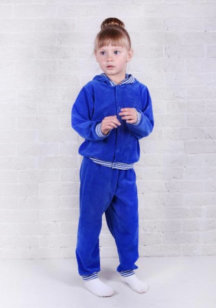 Состав:
Велюр
Хлопок 100%
	Комплект велюровый спортивный. Состоит из двух предметов (кофточка на кнопках с капюшоном, рукава на манжетах + брючки на манжетах внизу).