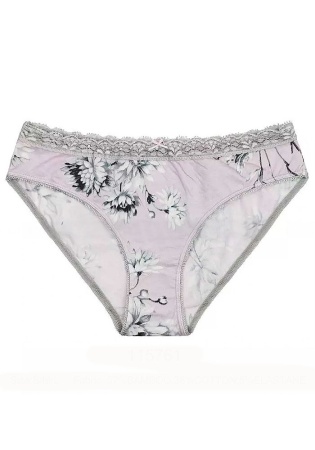Состав:
Бамбук 57%,
Хлопок 38%,  
Эластан 5%
	Женские трусики из набивного полотна, украшены атласным бантиком и кружевом.