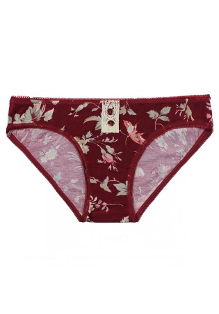 Состав:
Хлопок 95%,  
Эластан 5%
	Женские трусики из набивного полотна. Спереди кружевная тесьма и две пуговички.