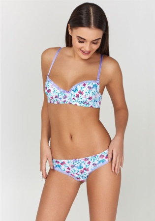 Состав:
Эластичное полотно
ПА 85%
ПУ 15%
Эластичное кружево
ПА 90%
ПУ 10%
Ластовица
Хлопок 100%
	Трусики-стринг выполнены  из эластичного принтованного полотна и узкого кружева. Передняя деталь декорирована бантиком. 