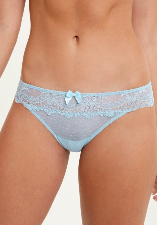 Состав:
Эластичная сетка 
ПА 88%
ПУ 12%
Эластичное кружево
ПА 90%
ПУ 10%
Ластовица
Хлопок 100%
	Трусики-стринг с низкой талией, выполненные из эластичной жаккардовой сетки и кружева. Передняя деталь декорирована атласным бантиком. Внутренняя 