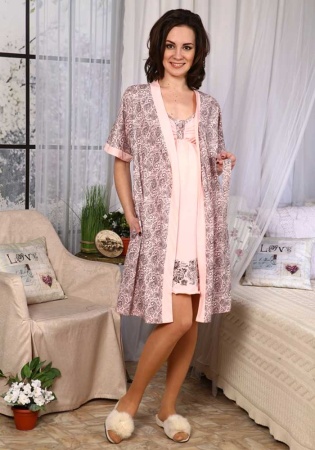 Состав: 
Кулирка 
Хлопок 100% 
	Комплект женский для беременных и кормящих мамочек состоит из халата на запахе с поясом и ночной сорочки. Ночная сорочка специально выполнена для удобства кормления с растегиванием пуговиц на планках чашечек. Халат с