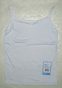 Состав:
Кулирка
Хлопок 100%
	Майка для девочки белая, шитьё. На тонких лямочках.