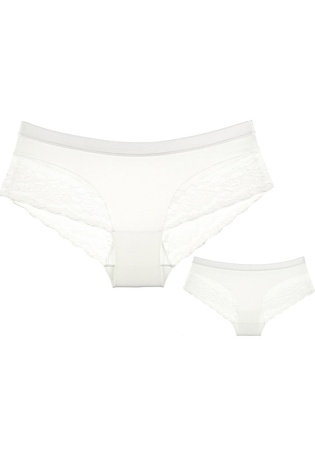 Состав:
Хлопок 95%
Эластан 5%
        Женские трусы белого цвета. Пройма украшены кружевом. 