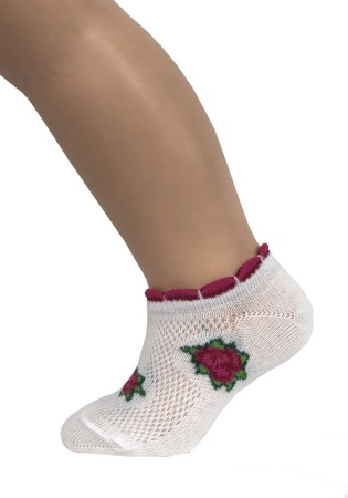 Состав:
Хлопок – 80%
ПА – 15%
Эластан – 5%
	Носки летние детские для девочек с перфорацией. С рисунком по всему носку и рюшей.