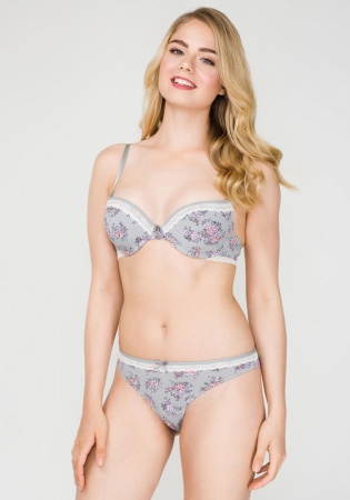 Состав:
Эластичное полотно
ПА 85%
ПУ 15%
Эластичное кружево
ПА 90%
ПУ 10%
Ластовица
Хлопок 100%
	Трусики-стринг выполнены из эластичного принтованного полотна, декорированы узким кружевом. Передняя  деталь декорирована бантиком.