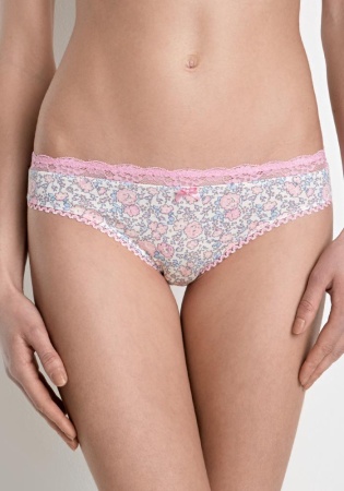 Состав:
Хлопок 95%
ПУ 5%
Кружево
ПА 90%
ПУ 10%
Ластовица
Хлопок 100%
	Трусики классические выполнены из эластичного хлопкового полотна. Линия талии декорирована ярким узким кружевом. Передняя деталь декорирована бантиком.