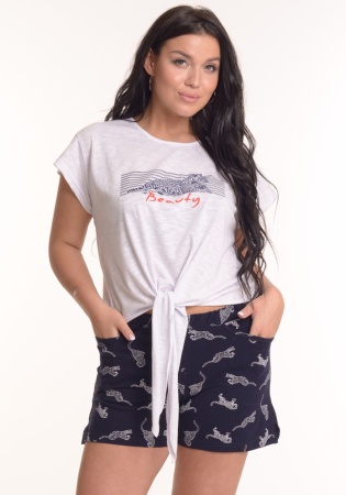 Состав:
Кулирка 
Хлопок 100%
	Летний костюм состоит из футболки и шорт. Футболка полуприлегающего силуэта с узлом на талии. Рукав втачной, короткий, спущенное плечо. Вырез горловины круглый, классический. Дизайнерский принт. Шорты свободного силуэт