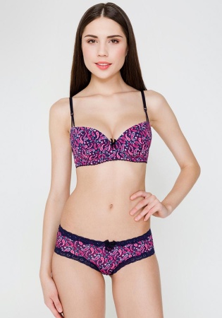 Состав:
Полотно
Хлопок 95%
ПУ 5%
Эластичное кружево
ПА 90%
ПУ 10%
Ластовица
Хлопок 100%
	Трусики-боксеры выполнены из эластичного принтованного хлопкового полотна, декорированы  узким кружевом. Передняя деталь декорирована бантиком.