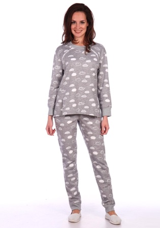 Состав:
Футер с начесом
Хлопок 100%
	Костюм женский состоит из кофты и брюк. Кофта слегка расклешенного силуэта, длиной до линии бёдер. По переду кокетки, шов притачивания которых декорирован кружевом. Боковые швы переведены на перёд и заканчиваютс