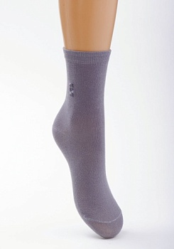 Состав: 
Бамбук 75%, 
Полиамид 23%, 
Эластан 2%
	Гладкие носки для мальчиков из волокна бамбука, с мелким рисунком на паголенке.