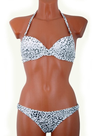 Состав:
Эластичное полотно
ПА 80%,
ПУ 20%
	Купальник раздельный состоит из бюстгальтера и трусов. Бюстгальтер с формованной чашкой с Push-up, по всему полотну плюшевый леопардовый принт, бретелька через шею. Слипы низкие, по всему полотну плюшевый