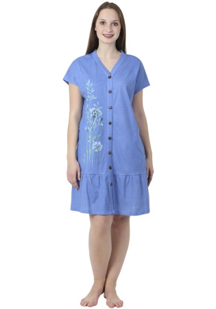 Состав:
Хлопок 100% 
	Халат женский из гладкокрашеного полотна свободного силуэта с застежкой на петли и пуговицы. Рукав цельнокроеный короткий. Карманы в боковых швах. По низу изделия оборка. Борта и горловина изделия окантованы широкой бейкой из о