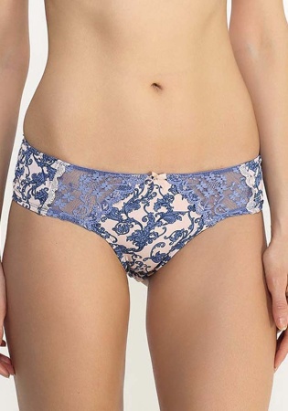 Состав:
Эластичное полотно
ПА 85%
ПУ 15%
Кружево
ПА 90%
ПУ 10%
Ластовица
Хлопок 100%
	Трусики-боксеры выполнены из эластичного принтованного  полотна и кружева. Передняя деталь декорирована узким кружевом и бантиком.