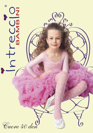 Состав: 
Полиамид 91%, 
Эластан 7%, 
Хлопок 2%
	Шелковистые колготки для девочек средней плотности 40 den с тканым узором в виде сочетания больших и маленьких сердечек, плоскими швами, хлопковой ластовицей и укрепленным мыском.