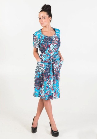 Состав: 
Хлопок 100 %
	Женский классический халат изготовлен из набивной кулирки новой коллекции. Халат выполнен на пуговицах, с рельефами и карманами, коротким рукавом. 