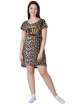 Состав:
Кулирка с лайкрой
Хлопок 94%
Лайкра 6%
	Туника полуприлегающего силуэта с принтом на полочке, цельнокроеным спущенным коротким рукавом. Круглая горловина, проймы и фигурный низ изделия обработаны швом 