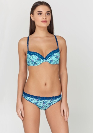 Состав:
Полотно
Хлопок 95%
ПУ 5%
Эластичное кружево
ПА 90%
ПУ 10%
Ластовица
Хлопок 100%
	Трусики классические выполнены из эластичного принтованного хлопкового полотна и узкого кружева, декорированы эластичной лентой с фестонами. Передняя дет