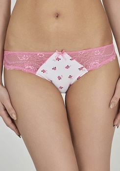 Состав:
Эластичное полотно
ПА 85%,
ПУ 15%
Кружево
ПА 90%,
ПУ 10%
Ластовица
Хлопок 100%
	Трусики классические выполнены из эластичного принтованного полотна и кружева. Передняя деталь декорирована бантиком. 
