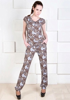 Состав: 
Вискоза 100%
	Стильный женский костюм выполнен из вискозы, состоит из брюк и блузы. Брюки на поясе с резинкой и завязками, внизу на резинке. Блуза с коротким рукавом, воротником 