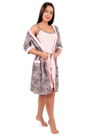 Состав:
Кулирка
Хлопок 100%
	Комплект состоит из ночной сорочки и халата, выполнены в контрасте. Полуприлегающая сорочка на бретелях с принтом. Халат с глубоким запахом, где полочки, манжет рукава и карманы декорированы контрастной тканью.
