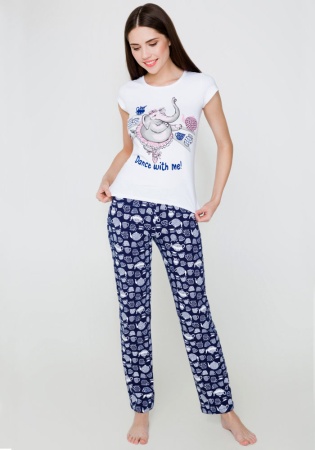 Состав: 
Хлопок 95%,
ПУ 5%
	Женская пижама, состоящая из трикотажной футболки и брюк.
Футболка с круглым вырезом горловины, декорирована принтом спереди. 
Брюки с эластичной резинкой на поясе.