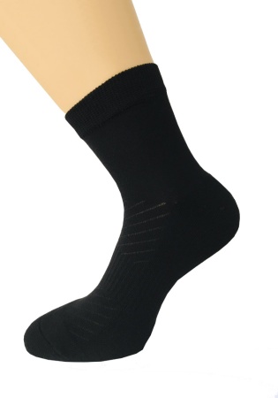 Состав:
Хлопок 73%
Полиамид 22%
Эластан 5%
	Носки спортивные средней длины, плюшевым следом, широкой резинкой на середине следа изделия (для лучшей фиксации носка) и перфорированным рисунком. 
