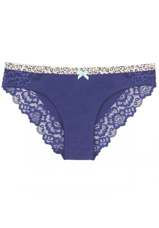 Состав:
Нейлон 91%,  
Эластан 9%
	Женские трусики из однотонного полотна, украшены атласным бантиком и кружевом.