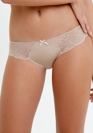 Состав:
Эластичное полотно
ПА 88%
ПУ 12%
Эластичное кружево
ПА 90%
ПУ 10%
Ластовица
Хлопок 100%
	Трусики с низкой талией, выполненные из эластичного кружева и микрофибры. Передняя деталь декорирована атласным бантиком. Внутренняя ластовица вы