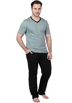 Состав:
Хлопок 100%
    Брюки прямого края с боковыми карманами в швах, накладным карманом сзади, притачным широким поясом на резинке, со шнурком и люверсами.