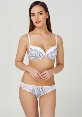 Состав:
Полотно
Хлопок 95%
ПУ 5%
Эластичное кружево
ПА 90%
ПУ 10%
Ластовица
Хлопок 100%
	Трусики-стринг выполнены из эластичного принтованного хлопкового полотна и кружева. Передняя деталь декорирована бантиком.