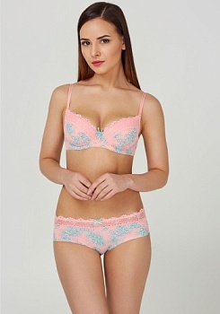 Состав:
Эластичное полотно
ПА 85%
ПУ 15%
Эластичное кружево
ПА 90%
ПУ 10%
Ластовица
Хлопок 100%
	Трусики-боксеры выполнены из эластичного принтованного полотна и кружева. Линия талии декорирована узким кружевом. Передняя деталь декорирована б