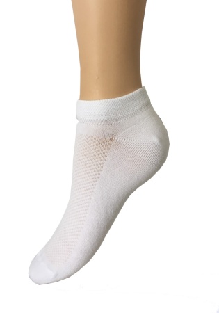 Состав:
Хлопок 72%
Полиамид 23%
Эластан 5% 
	Cпортивные короткие женские носки с перфорацией по верхней части изделия и геометрическим рисунком на двойном борте.

