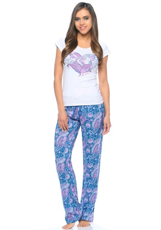Состав: 
Хлопок 95%,
ПУ 5%
Вискоза 100%
	Женская пижама, состоящая из футболки и брюк.
Футболка выполнена из эластичного хлопкового полотна. Передняя деталь декорирована принтом. 
Брюки выполнены из принтованного вискозного полотна. Линия талии 