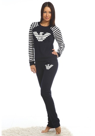 Состав:
Хлопок 100%
	Костюм состоит из толстовки и брюк.