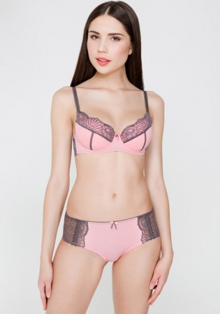 Состав:
Эластичное полотно
ПА 85%
ПУ 15%
Эластичное кружево
ПА 90%
ПУ 10%
Ластовица
Хлопок 100%
	Трусики-боксеры выполнены из эластичного полотна и кружева. Линия талии декорирована эластичной лентой с фестонами. Передняя деталь декорирована 