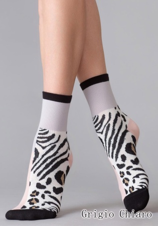 Состав:
Хлопок 75%
Полиамид 20%
Эластан 5% 
     Хлопковые женские носки с комфортной резинкой и кеттельным швом. Контрастный дизайн модели из цветных блоков эффектно дополнен анималистичным принтом на нижней части фронта.