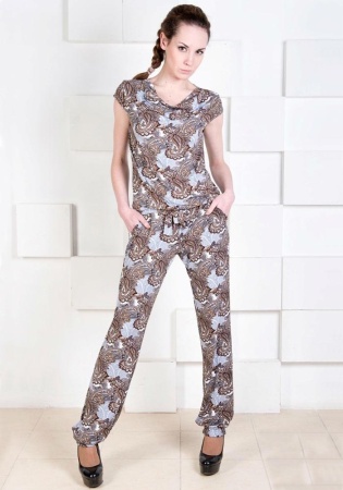 Состав: 
Вискоза 100%
	Стильный женский костюм выполнен из вискозы, состоит из брюк и блузы. Брюки на поясе с резинкой и завязками, внизу на резинке. Блуза с коротким рукавом, воротником 