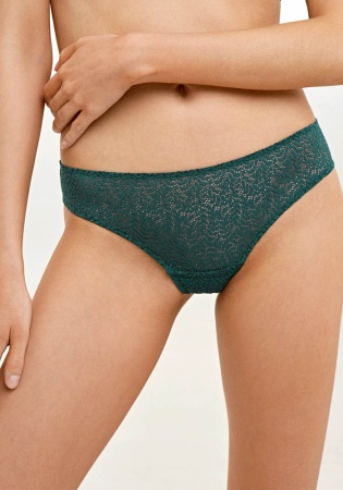 Состав:
Эластичное полотно
ПЭ 97%
ПУ 3%
Эластичное кружево
ПА 90%
ПУ 10%
Ластовица
Хлопок 100%
	Женские трусы-стринги. Передняя деталь выполнена из кружева. Задняя деталь выполнена из эластичного полотна. Ластовица выполнена из хлопка. 