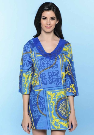 Состав:
Хлопок 100%
	Пляжное платье свободного силуэта с V-образным вырезом. Детали платья выполнены из принтованного хлопкового полотна. По линии горловины обработана фигурная деталь из однотонного хлопкового полотна, декорированная термоаппликацие