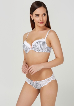 Состав:
Полотно
Хлопок 95%
ПУ 5%
Эластичное кружево
ПА 90%
ПУ 10%
Ластовица
Хлопок 100%
	Трусики классические выполнены из эластичного принтованного хлопкового полотна и кружева. Передняя деталь декорирована бантиком.