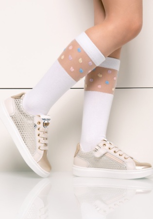 Состав:
Хлопок 63%
Полиамид 29%
Эластан 3%
	Детские фантазийные гольфы из хлопка и прозрачной синтетической мононити. Под резинкой модели размещена прозрачная вставка с узором 