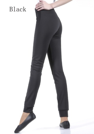 Состав:
Вискоза 70%
Полиамид 26%
Эластан 4%
	Спортивные леггинсы с широкими резинками снизу и завязкой на поясе, спереди накладные карманы с металлизированными стразами-кружочками.
