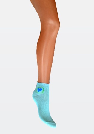 Состав:
Хлопок: 71%, 
Полиэфир: 27%, 
Эластан: 2%.
	Носки укороченные для девочек, с одинарным бортом с небольшим рисунком на паголенке.