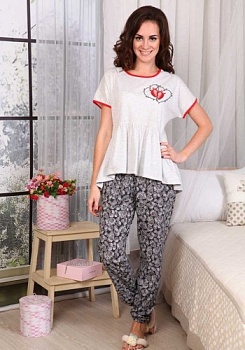 Состав: 
Кулирка 
Хлопок 100% 
	Костюм женский, состоит из футболки и брюк. Футболка прилегающего силуэта, длиной до середины бедра, спинка чуть длиннее переда.  Спереди принтованный рисунок.  Горловина и низ рукава  - окантованы отделочным материа