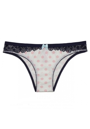 Состав:
Хлопок 95%,  
Эластан 5%
	Женские трусики из принтованного полотна, украшены атласным бантиком и кружевом.